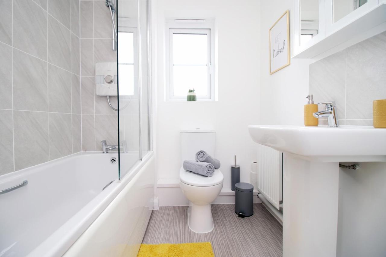 No 43 Stadium Views By Ssw - 2Br, Parking, Sleeps 4, 3Min Walk To Stadium, 10Min Drive To City Centre, Marina And Close To M4 Morriston Eksteriør bilde